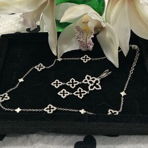 Elegant Silver Floral Necklace